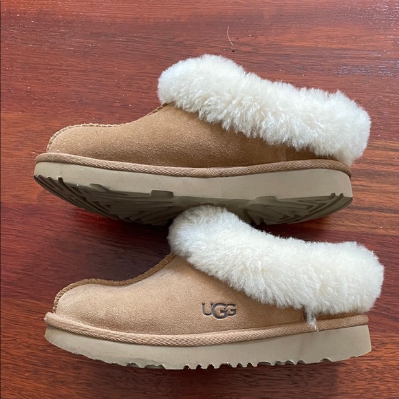 UGG Tan Slip Ons with Sherling Lining - Picture 3 of 4